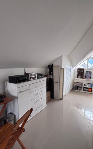 Casa de condomínio à venda com 269m², 3 quartos e 4 vagas Casa de condomínio à venda com 269m², 3 quartos e 4 vagasSótão