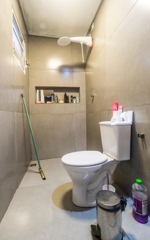 Casa à venda com 200m², 2 quartos e 5 vagas Casa à venda com 200m², 2 quartos e 5 vagasBanheiro da Suíte