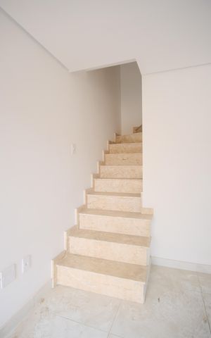 Casa à venda com 115m², 3 quartos e 4 vagasEscada