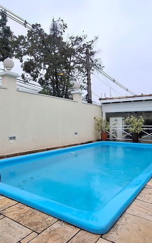 Casa à venda com 120m², 3 quartos e 2 vagas Casa à venda com 120m², 3 quartos e 2 vagasÁrea comum - Piscina