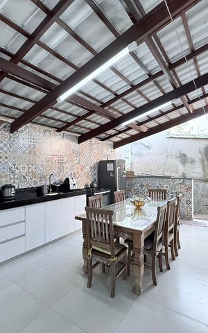 Casa à venda com 290m², 3 quartos e 2 vagas Casa à venda com 290m², 3 quartos e 2 vagasÁrea externa