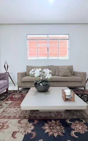 Casa à venda com 290m², 3 quartos e 2 vagas Casa à venda com 290m², 3 quartos e 2 vagasSala