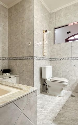 Casa à venda com 250m², 4 quartos e 2 vagas Casa à venda com 250m², 4 quartos e 2 vagasBanheiro da Suíte 1