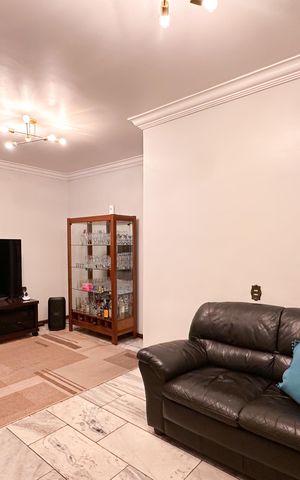 Casa à venda com 250m², 4 quartos e 2 vagas Casa à venda com 250m², 4 quartos e 2 vagasSala