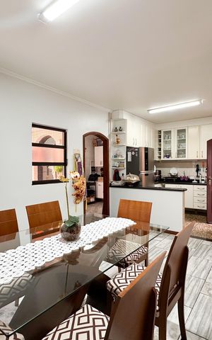 Casa à venda com 250m², 4 quartos e 2 vagas Casa à venda com 250m², 4 quartos e 2 vagasCopa