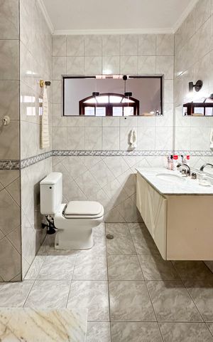 Casa à venda com 250m², 4 quartos e 2 vagas Casa à venda com 250m², 4 quartos e 2 vagasBanheiro da Suíte 1