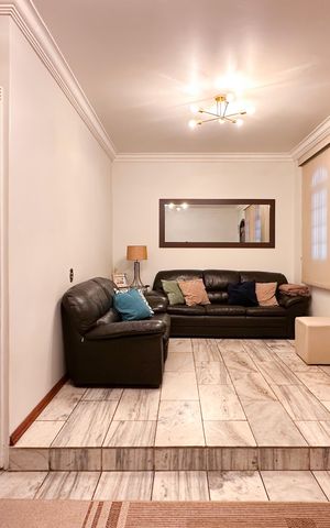 Casa à venda com 250m², 4 quartos e 2 vagas Casa à venda com 250m², 4 quartos e 2 vagasSala
