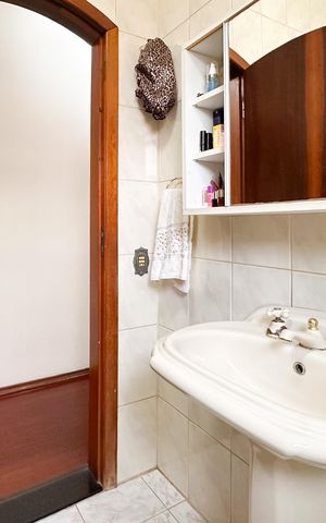 Casa à venda com 250m², 4 quartos e 2 vagas Casa à venda com 250m², 4 quartos e 2 vagasBanheiro Social