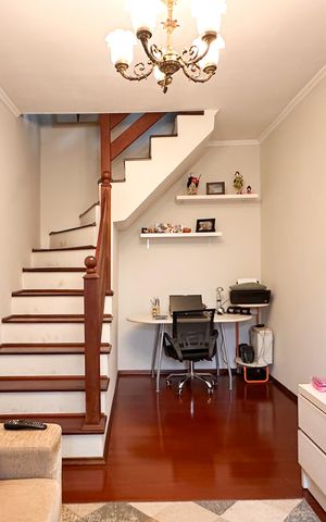 Casa à venda com 250m², 4 quartos e 2 vagas Casa à venda com 250m², 4 quartos e 2 vagasEscritório
