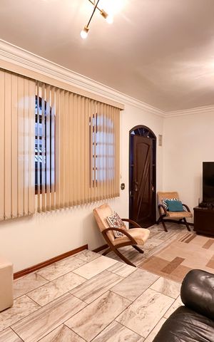 Casa à venda com 250m², 4 quartos e 2 vagas Casa à venda com 250m², 4 quartos e 2 vagasSala