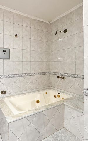 Casa à venda com 250m², 4 quartos e 2 vagas Casa à venda com 250m², 4 quartos e 2 vagasBanheiro da Suíte 1