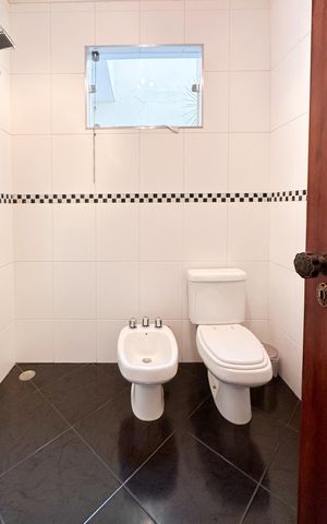 Casa à venda com 250m², 4 quartos e 2 vagas Casa à venda com 250m², 4 quartos e 2 vagasBanheiro Social 2