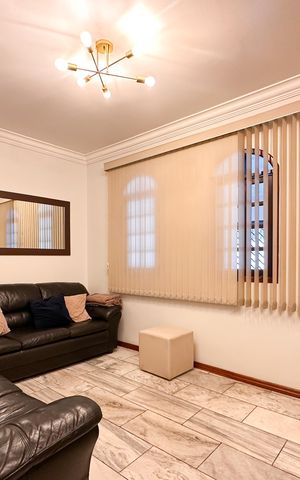 Casa à venda com 250m², 4 quartos e 2 vagas Casa à venda com 250m², 4 quartos e 2 vagasSala