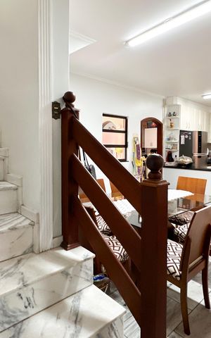 Casa à venda com 250m², 4 quartos e 2 vagas Casa à venda com 250m², 4 quartos e 2 vagasAcesso aos Quartos