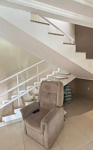 Casa à venda com 200m², 4 quartos e 3 vagasEscada