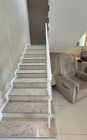 Casa à venda com 200m², 4 quartos e 3 vagasEscada