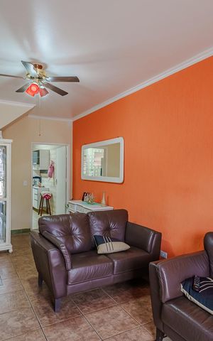 Casa à venda com 150m², 4 quartos e 2 vagas Casa à venda com 150m², 4 quartos e 2 vagasSala