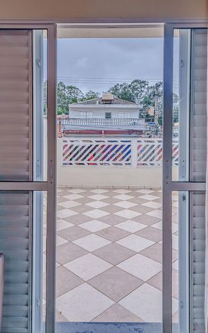 Casa à venda com 150m², 4 quartos e 2 vagas Casa à venda com 150m², 4 quartos e 2 vagasVaranda