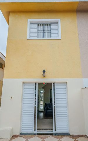 Casa à venda com 150m², 4 quartos e 2 vagas Casa à venda com 150m², 4 quartos e 2 vagasVaranda