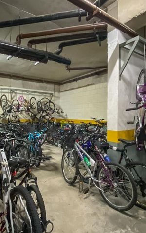 Apartamento à venda com 156m², 3 quartos e 3 vagas Apartamento à venda com 156m², 3 quartos e 3 vagasÁrea comum - bicicletário