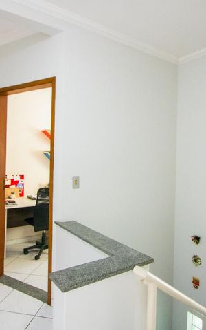 Casa à venda com 184m², 3 quartos e 4 vagas Casa à venda com 184m², 3 quartos e 4 vagasCorredor superior