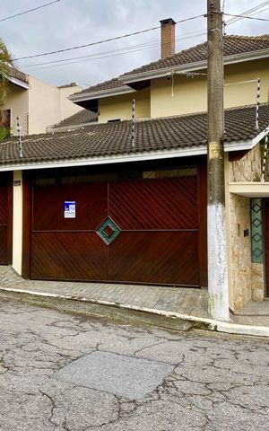 Casa à venda com 450m², 4 quartos e 4 vagas Casa à venda com 450m², 4 quartos e 4 vagasFachada