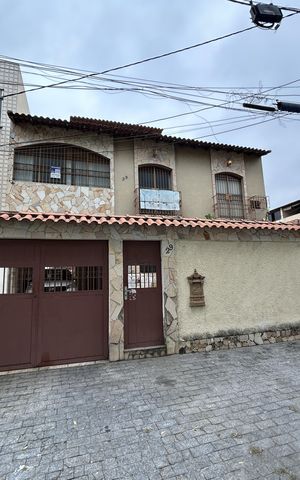 Casa à venda com 341m², 6 quartos e 2 vagasFachada + placa