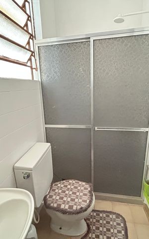 Casa à venda com 341m², 6 quartos e 2 vagasBanheiro de serviço