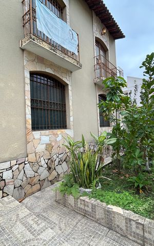 Casa à venda com 341m², 6 quartos e 2 vagasFachada