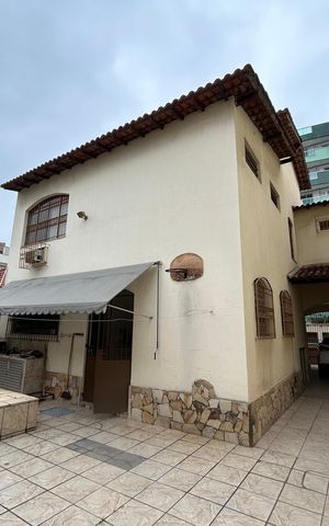 Casa à venda com 341m², 6 quartos e 2 vagasFachada dos funtos