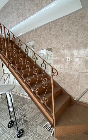 Casa à venda com 341m², 6 quartos e 2 vagasEscada do anexo
