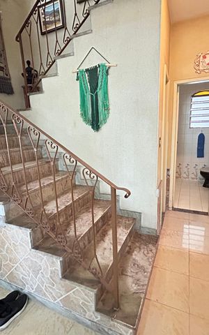 Casa à venda com 341m², 6 quartos e 2 vagasEscada