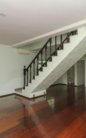Casa à venda com 212m², 5 quartos e 3 vagas Casa à venda com 212m², 5 quartos e 3 vagasSala