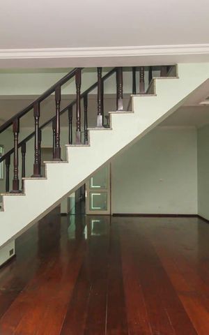 Casa à venda com 212m², 5 quartos e 3 vagas Casa à venda com 212m², 5 quartos e 3 vagasSala