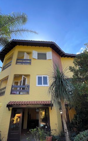 Casa à venda com 650m², 5 quartos e 6 vagas Casa à venda com 650m², 5 quartos e 6 vagasFachada