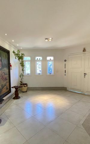 Casa à venda com 650m², 5 quartos e 6 vagas Casa à venda com 650m², 5 quartos e 6 vagasSala