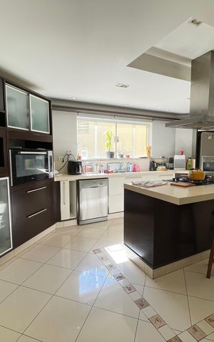 Casa à venda com 650m², 5 quartos e 6 vagas Casa à venda com 650m², 5 quartos e 6 vagasCozinha