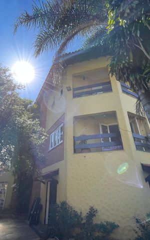 Casa à venda com 650m², 5 quartos e 6 vagas Casa à venda com 650m², 5 quartos e 6 vagasFachada