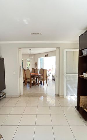 Casa à venda com 650m², 5 quartos e 6 vagas Casa à venda com 650m², 5 quartos e 6 vagasCozinha