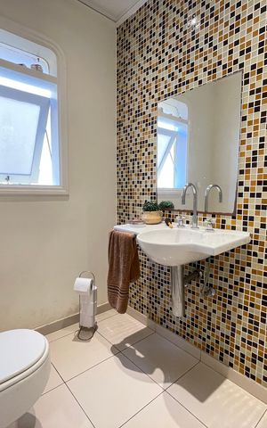 Casa à venda com 650m², 5 quartos e 6 vagas Casa à venda com 650m², 5 quartos e 6 vagasBanheiro 1