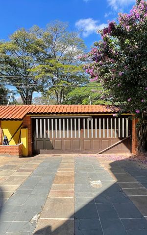 Casa à venda com 650m², 5 quartos e 6 vagas Casa à venda com 650m², 5 quartos e 6 vagasGaragem