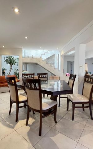 Casa à venda com 650m², 5 quartos e 6 vagas Casa à venda com 650m², 5 quartos e 6 vagasSala