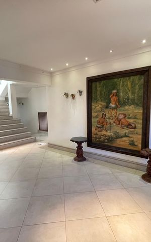 Casa à venda com 650m², 5 quartos e 6 vagas Casa à venda com 650m², 5 quartos e 6 vagasSala