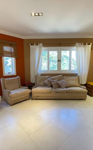 Casa à venda com 650m², 5 quartos e 6 vagas Casa à venda com 650m², 5 quartos e 6 vagasSala