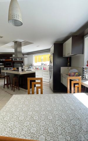 Casa à venda com 650m², 5 quartos e 6 vagas Casa à venda com 650m², 5 quartos e 6 vagasCozinha