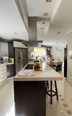 Casa à venda com 650m², 5 quartos e 6 vagas Casa à venda com 650m², 5 quartos e 6 vagasCozinha
