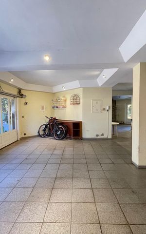 Casa à venda com 650m², 5 quartos e 6 vagas Casa à venda com 650m², 5 quartos e 6 vagasGaragem
