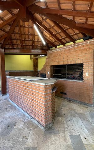 Casa à venda com 650m², 5 quartos e 6 vagas Casa à venda com 650m², 5 quartos e 6 vagasChurrasqueira
