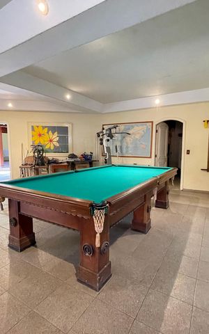 Casa à venda com 650m², 5 quartos e 6 vagas Casa à venda com 650m², 5 quartos e 6 vagasGaragem