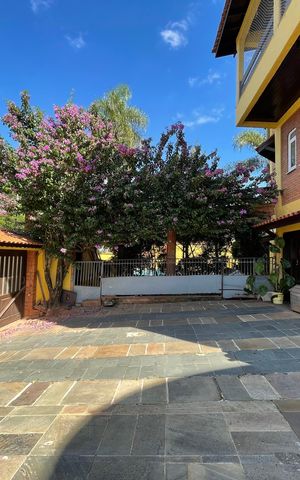 Casa à venda com 650m², 5 quartos e 6 vagas Casa à venda com 650m², 5 quartos e 6 vagasGaragem